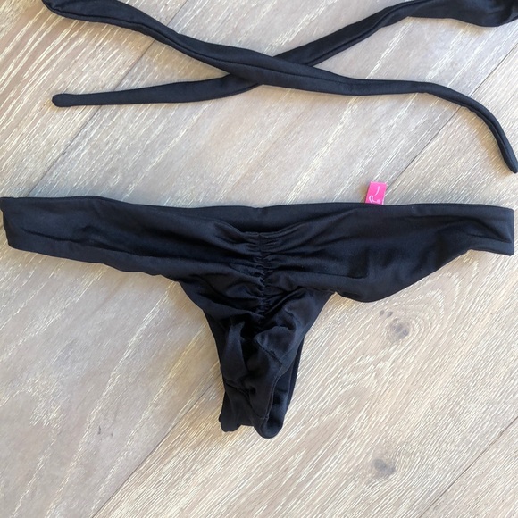 Black criss cross sexy scrunch butt bikini - Picture 9 of 10